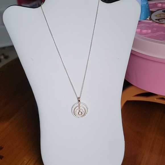 Short chain fashion necklace with pendant